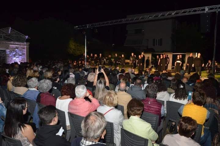 Μια καθηλωτική βραδιά, εκδήλωση τιμής και μνήμης για τα θύματα των Τεμπών! Της Φρύνης Κωσταρά