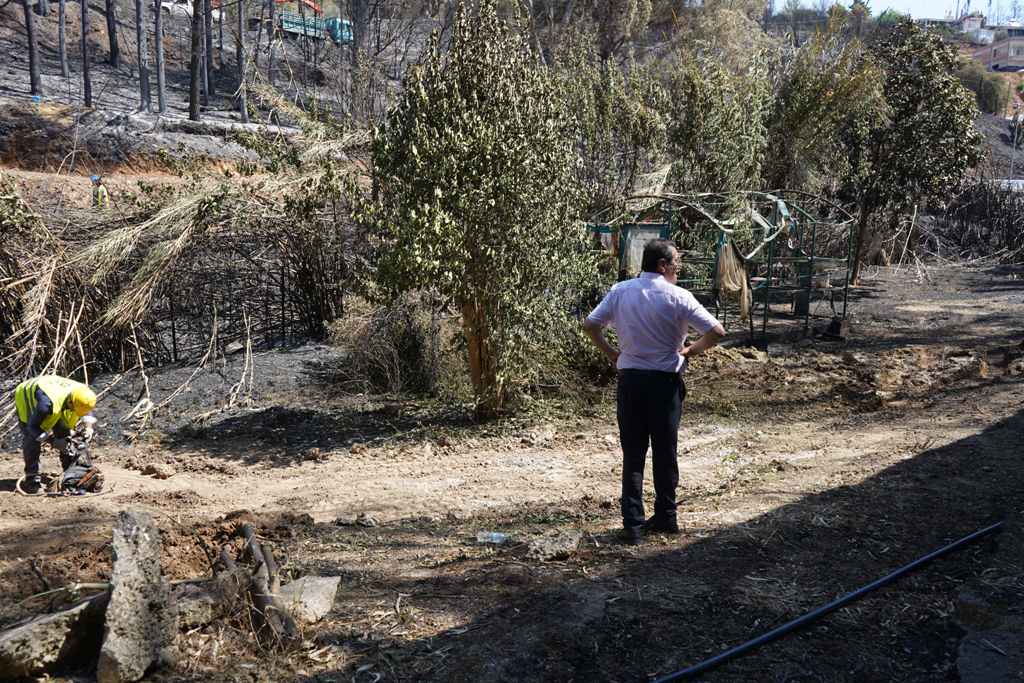 Ο Δήμαρχος Πατρέων, Κώστας Πελετίδης στην περιοχή που πέρασε η πύρινη λαίλαπα