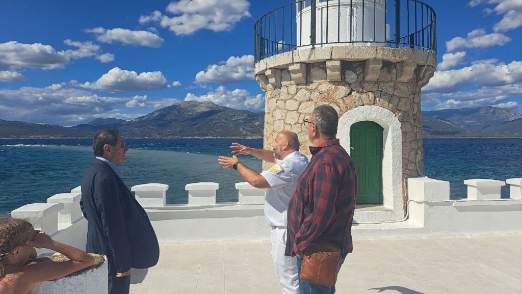 Ο Δήμαρχος Πατρέων Κ. Πελετίδης στον Φάρο του Δρεπάνου στη διεξαγωγή των αγώνων του ιστιοπλοϊκού αγωνίσματος της Αετοσανίδας