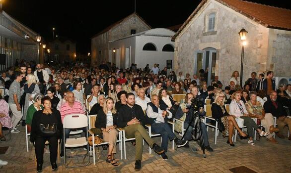 «Εκκλησιάζουσες» μία δυνατή παράσταση υψηλών προδιαγραφών