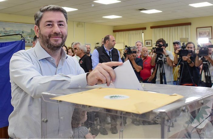 Εκλογές ΠΑΣΟΚ: Ψήφισαν πάνω από 100.000 έως τις 12 το μεσημέρι, εκτιμήσεις για μεγάλη συμμετοχή σε όλη την χώρα