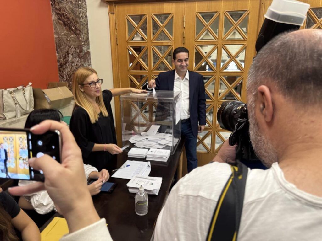 Εκλογές ΠΑΣΟΚ: Ψήφισαν πάνω από 100.000 έως τις 12 το μεσημέρι, εκτιμήσεις για μεγάλη συμμετοχή σε όλη την χώρα