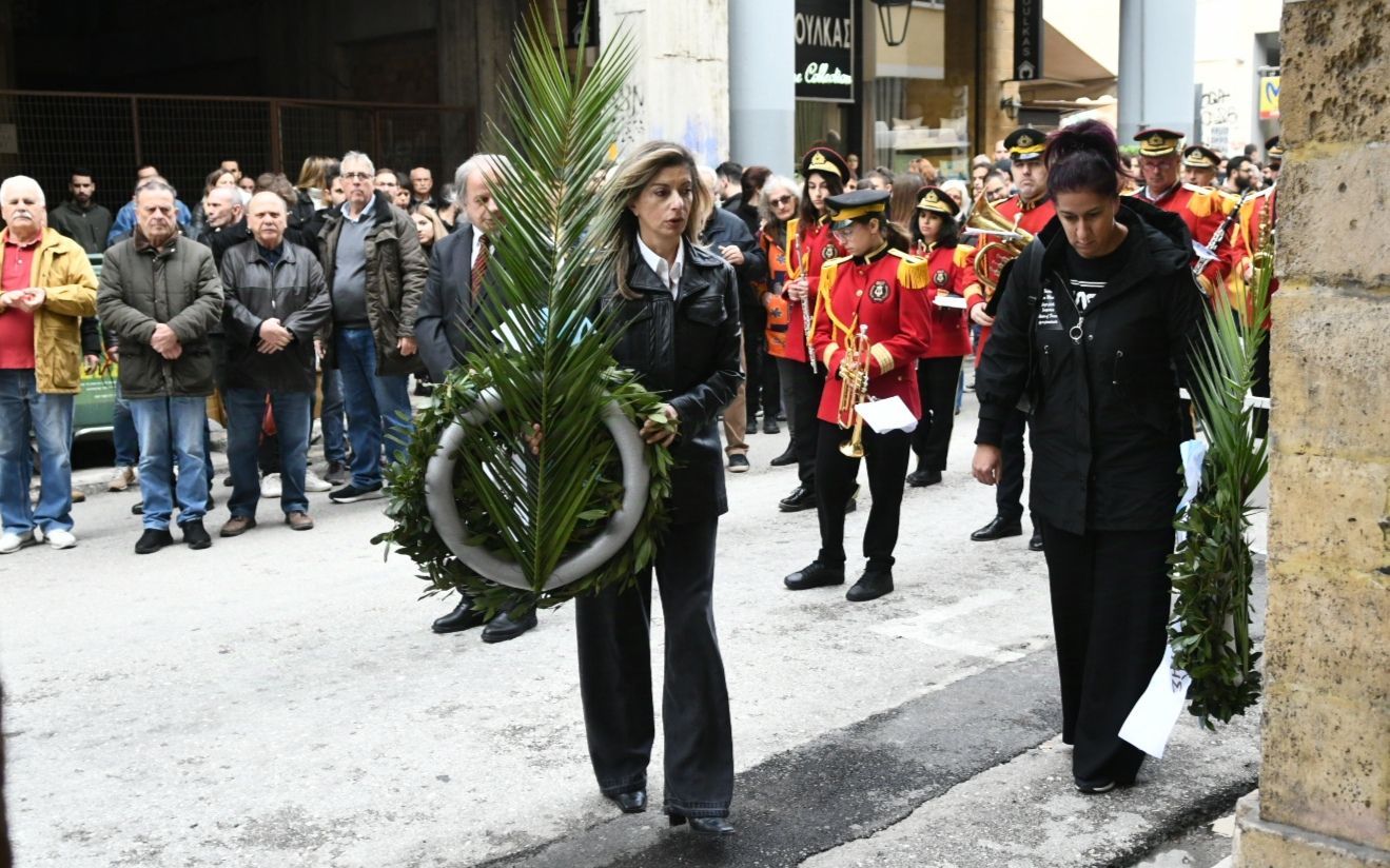 Κατάθεση στεφάνων σε Παράρτημα και Παλιά Ασφάλεια με αφορμή την 51η επέτειο από την Εξέγερση του Πολυτεχνείου από τη Δημοτική Αρχή