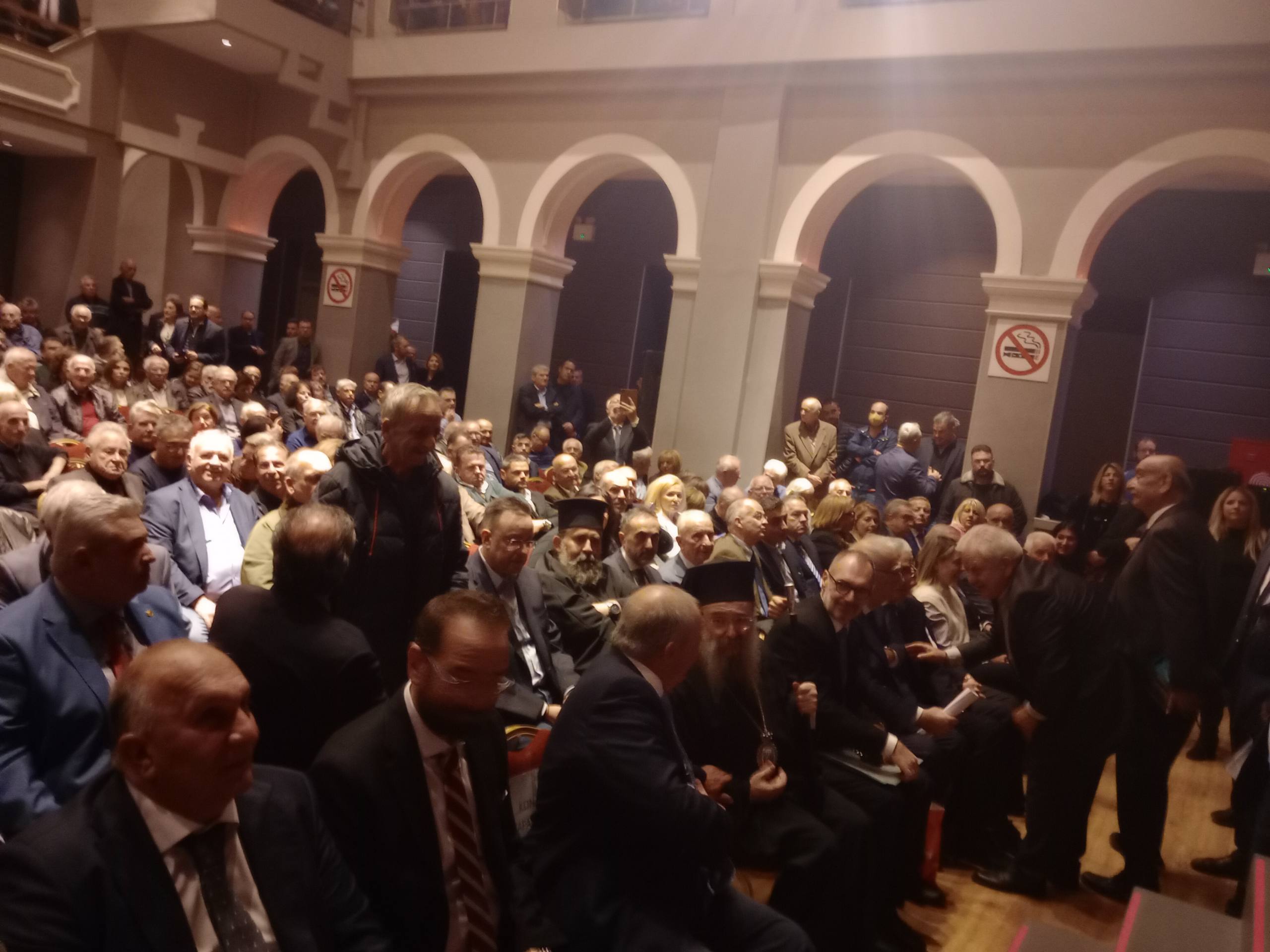 To “Π” ήταν στο “Royal”: Πολλαπλά μηνύματα Καραμανλή από την Πάτρα με πολλούς αποδέκτες