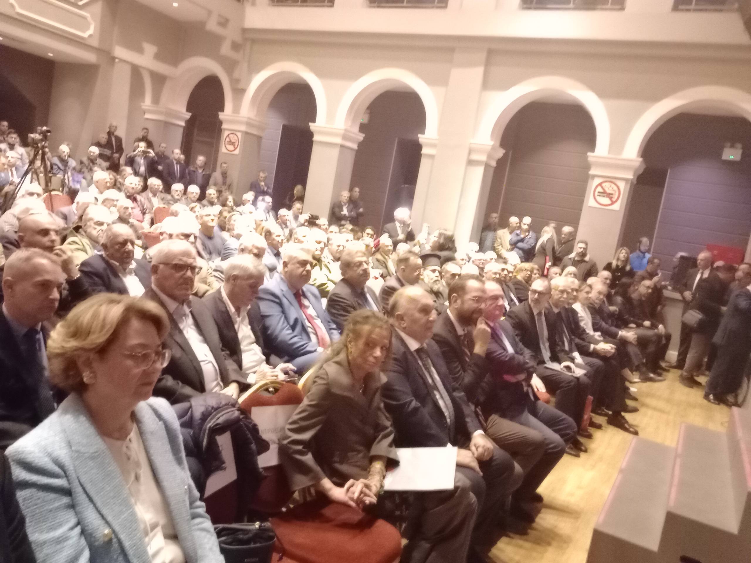 To “Π” ήταν στο “Royal”: Πολλαπλά μηνύματα Καραμανλή από την Πάτρα με πολλούς αποδέκτες