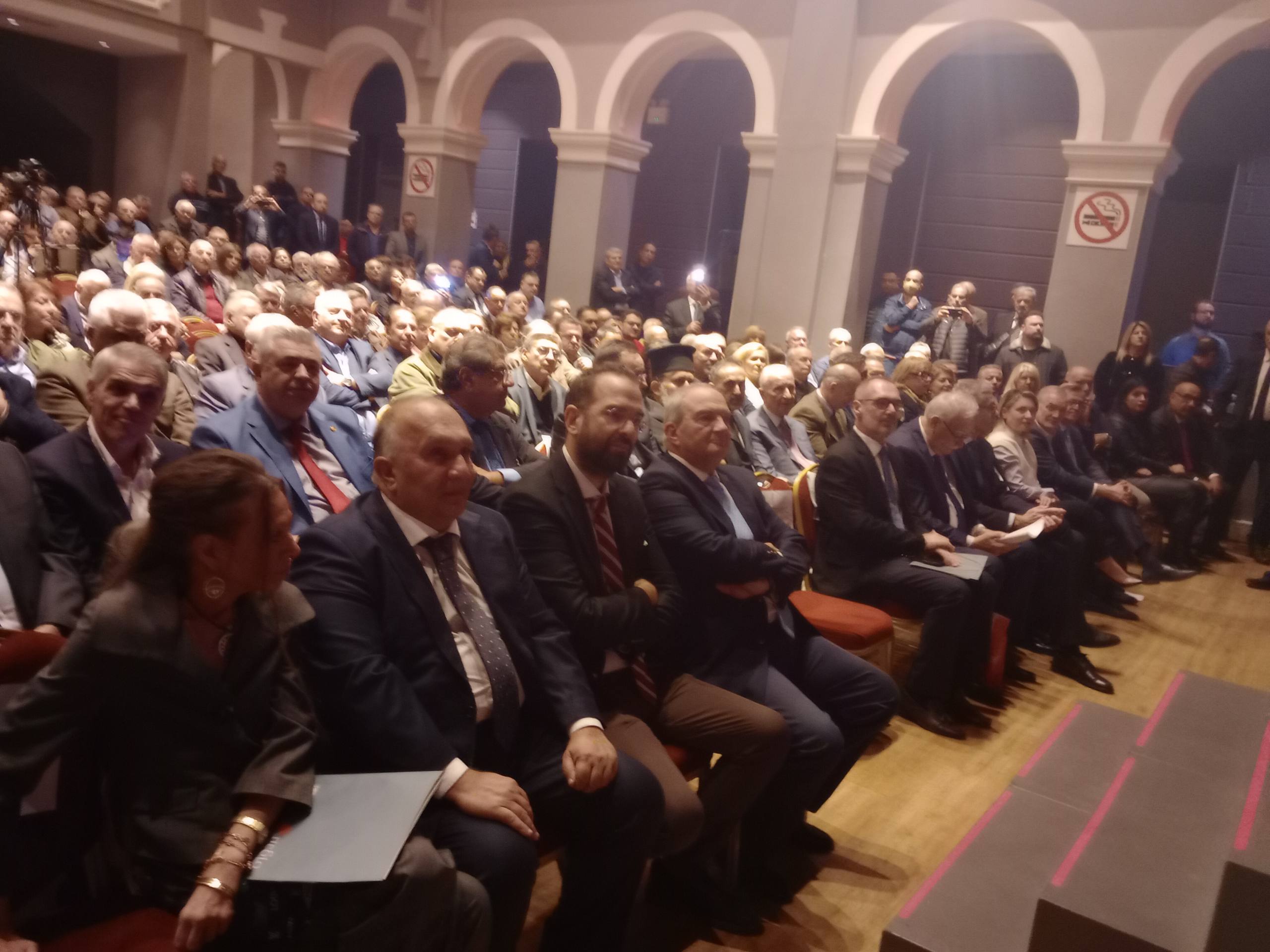 To “Π” ήταν στο “Royal”: Πολλαπλά μηνύματα Καραμανλή από την Πάτρα με πολλούς αποδέκτες