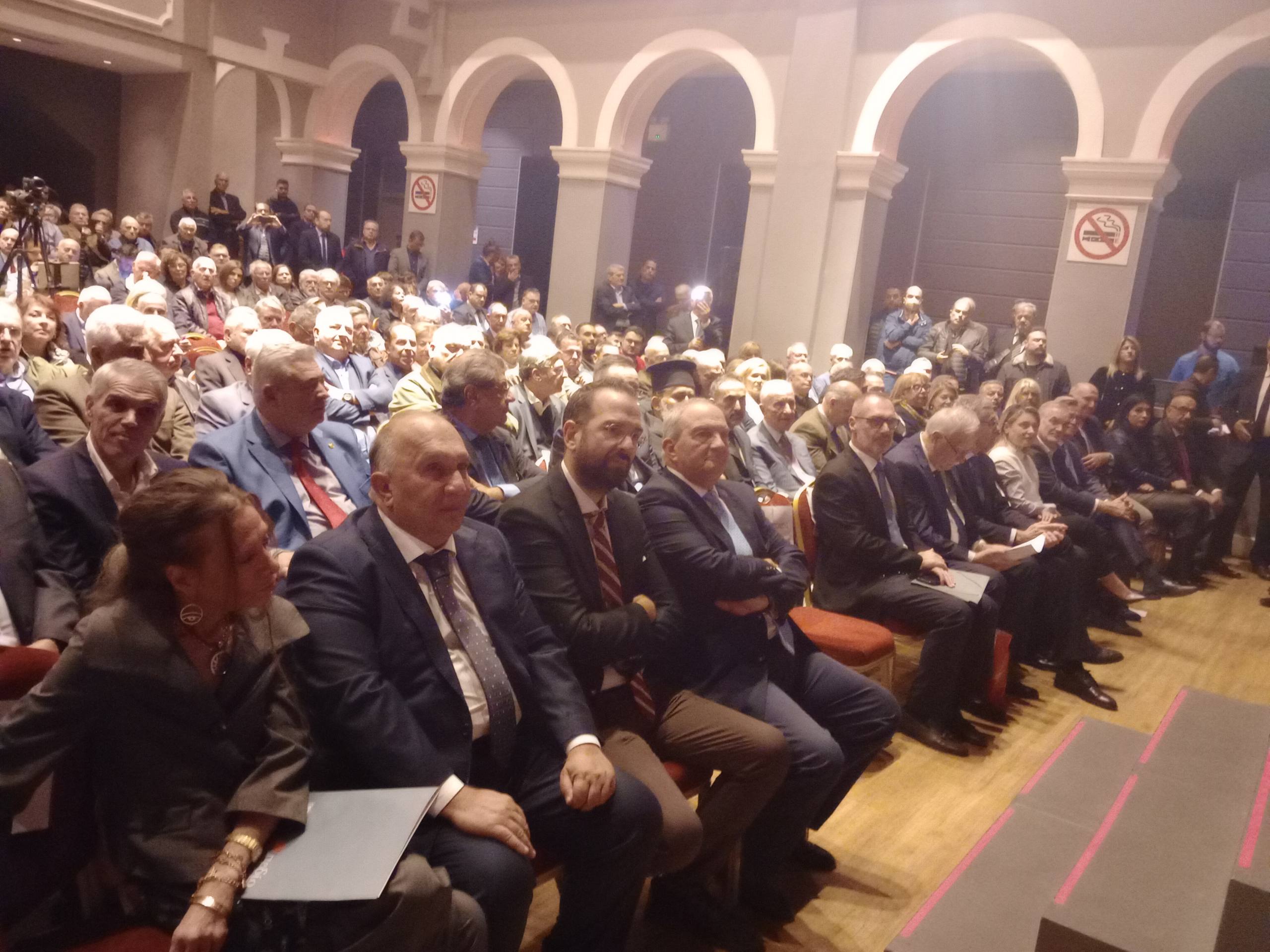 To “Π” ήταν στο “Royal”: Πολλαπλά μηνύματα Καραμανλή από την Πάτρα με πολλούς αποδέκτες