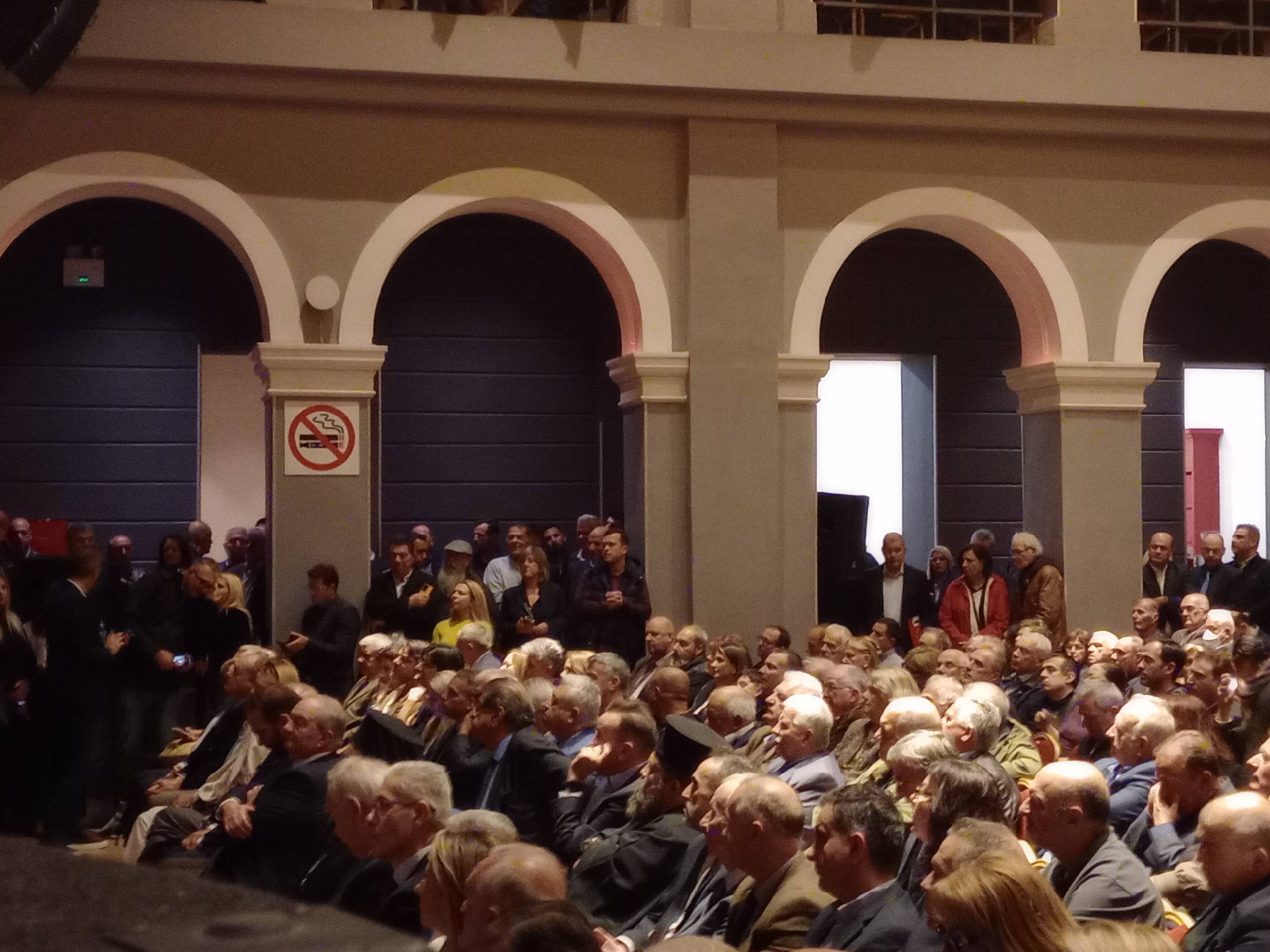To “Π” ήταν στο “Royal”: Πολλαπλά μηνύματα Καραμανλή από την Πάτρα με πολλούς αποδέκτες