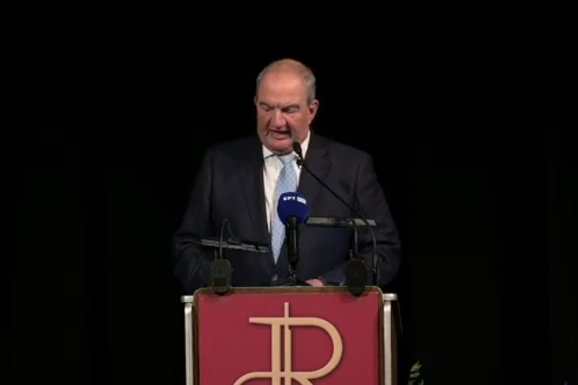 To “Π” ήταν στο “Royal”: Πολλαπλά μηνύματα Καραμανλή από την Πάτρα με πολλούς αποδέκτες