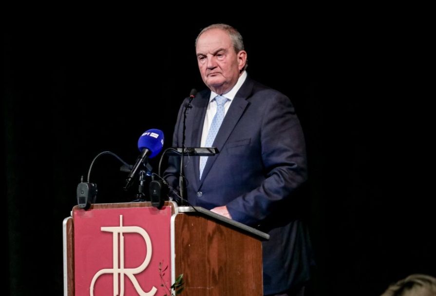 To “Π” ήταν στο “Royal”: Πολλαπλά μηνύματα Καραμανλή από την Πάτρα με πολλούς αποδέκτες