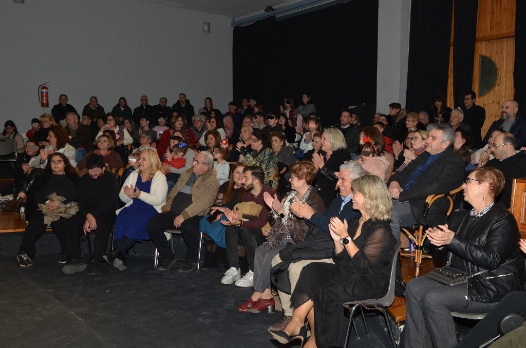 Η Χριστουγεννιάτικη Θεατρική Παράσταση του ΚΔΑΠΑμεΑ «ΑΜΠΕΤ ΧΑΣΜΑΝ» του Κοινωνικού Οργανισμού του Δήμου Πατρέων στο θέατρο Μπάρρυ