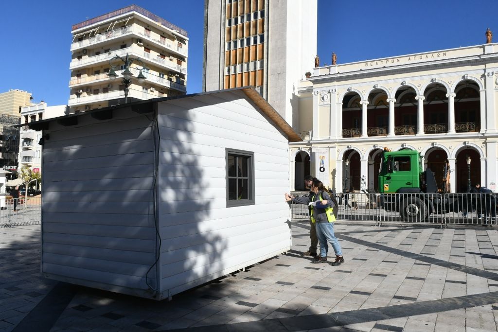 Οι εργαζόμενοι του Δήμου Πατρέων στήνουν το χριστουγεννιάτικο χωριό στην πλατεία Γεωργίου