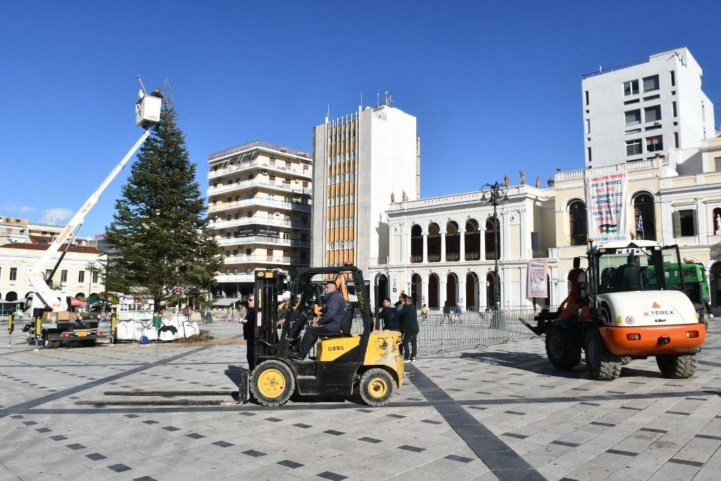 Οι εργαζόμενοι του Δήμου Πατρέων στήνουν το χριστουγεννιάτικο χωριό στην πλατεία Γεωργίου
