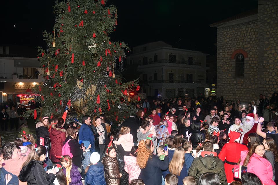 Δήμος Αρχαίας Ολυμπίας καλωσόρισε τα Χριστούγεννα με τη φωταγώγηση του Χριστουγεννιάτικου Δέντρου