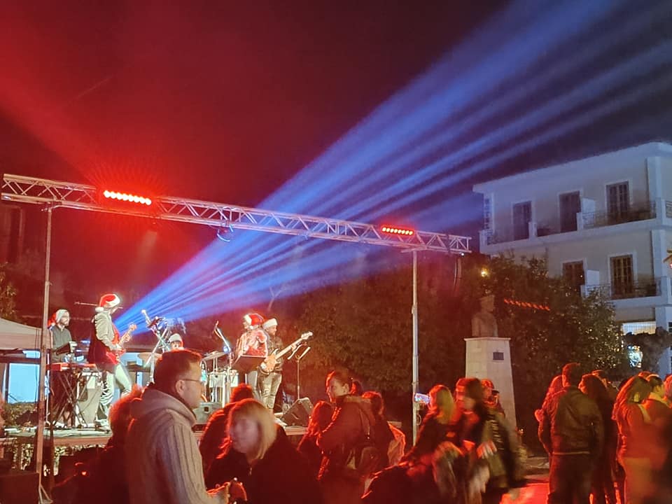 Δήμος Αρχαίας Ολυμπίας καλωσόρισε τα Χριστούγεννα με τη φωταγώγηση του Χριστουγεννιάτικου Δέντρου