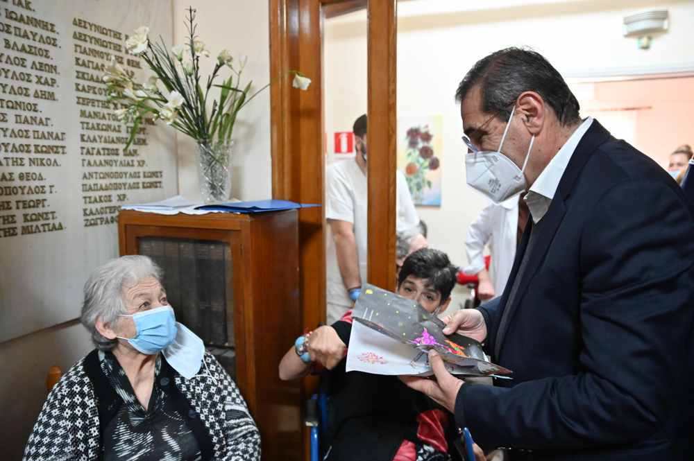 Ο ΔΗΜΑΡΧΟΣ ΠΑΤΡΕΩΝ, ΚΩΣΤΑΣ ΠΕΛΕΤΙΔΗΣ, ΣΤΑ ΙΔΡΥΜΑΤΑ ΚΑΙ ΣΤΟ ΚΑΡΑΜΑΝΔΑΝΕΙΟ ΓΙΑ ΑΝΤΑΛΛΑΓΗ ΕΥΧΩΝ