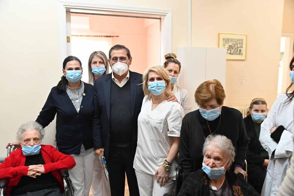 Ο ΔΗΜΑΡΧΟΣ ΠΑΤΡΕΩΝ, ΚΩΣΤΑΣ ΠΕΛΕΤΙΔΗΣ, ΣΤΑ ΙΔΡΥΜΑΤΑ ΚΑΙ ΣΤΟ ΚΑΡΑΜΑΝΔΑΝΕΙΟ ΓΙΑ ΑΝΤΑΛΛΑΓΗ ΕΥΧΩΝ