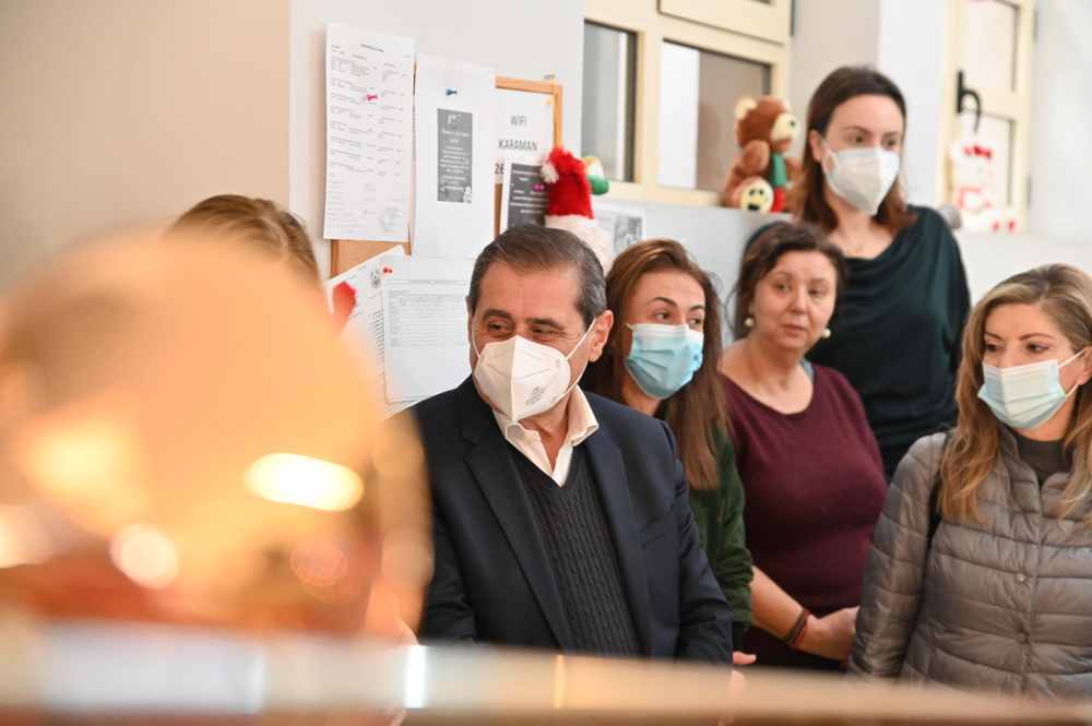 Ο ΔΗΜΑΡΧΟΣ ΠΑΤΡΕΩΝ, ΚΩΣΤΑΣ ΠΕΛΕΤΙΔΗΣ, ΣΤΑ ΙΔΡΥΜΑΤΑ ΚΑΙ ΣΤΟ ΚΑΡΑΜΑΝΔΑΝΕΙΟ ΓΙΑ ΑΝΤΑΛΛΑΓΗ ΕΥΧΩΝ