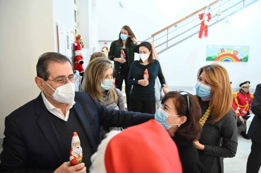 Ο ΔΗΜΑΡΧΟΣ ΠΑΤΡΕΩΝ, ΚΩΣΤΑΣ ΠΕΛΕΤΙΔΗΣ, ΣΤΑ ΙΔΡΥΜΑΤΑ ΚΑΙ ΣΤΟ ΚΑΡΑΜΑΝΔΑΝΕΙΟ ΓΙΑ ΑΝΤΑΛΛΑΓΗ ΕΥΧΩΝ