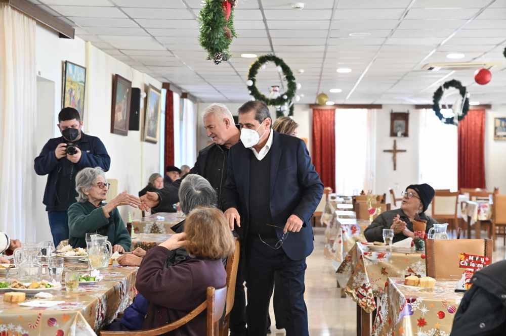 Ο ΔΗΜΑΡΧΟΣ ΠΑΤΡΕΩΝ, ΚΩΣΤΑΣ ΠΕΛΕΤΙΔΗΣ, ΣΤΑ ΙΔΡΥΜΑΤΑ ΚΑΙ ΣΤΟ ΚΑΡΑΜΑΝΔΑΝΕΙΟ ΓΙΑ ΑΝΤΑΛΛΑΓΗ ΕΥΧΩΝ