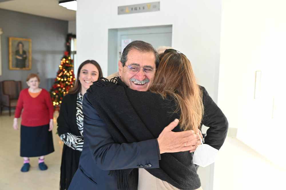 Ο ΔΗΜΑΡΧΟΣ ΠΑΤΡΕΩΝ, ΚΩΣΤΑΣ ΠΕΛΕΤΙΔΗΣ, ΣΤΑ ΙΔΡΥΜΑΤΑ ΚΑΙ ΣΤΟ ΚΑΡΑΜΑΝΔΑΝΕΙΟ ΓΙΑ ΑΝΤΑΛΛΑΓΗ ΕΥΧΩΝ