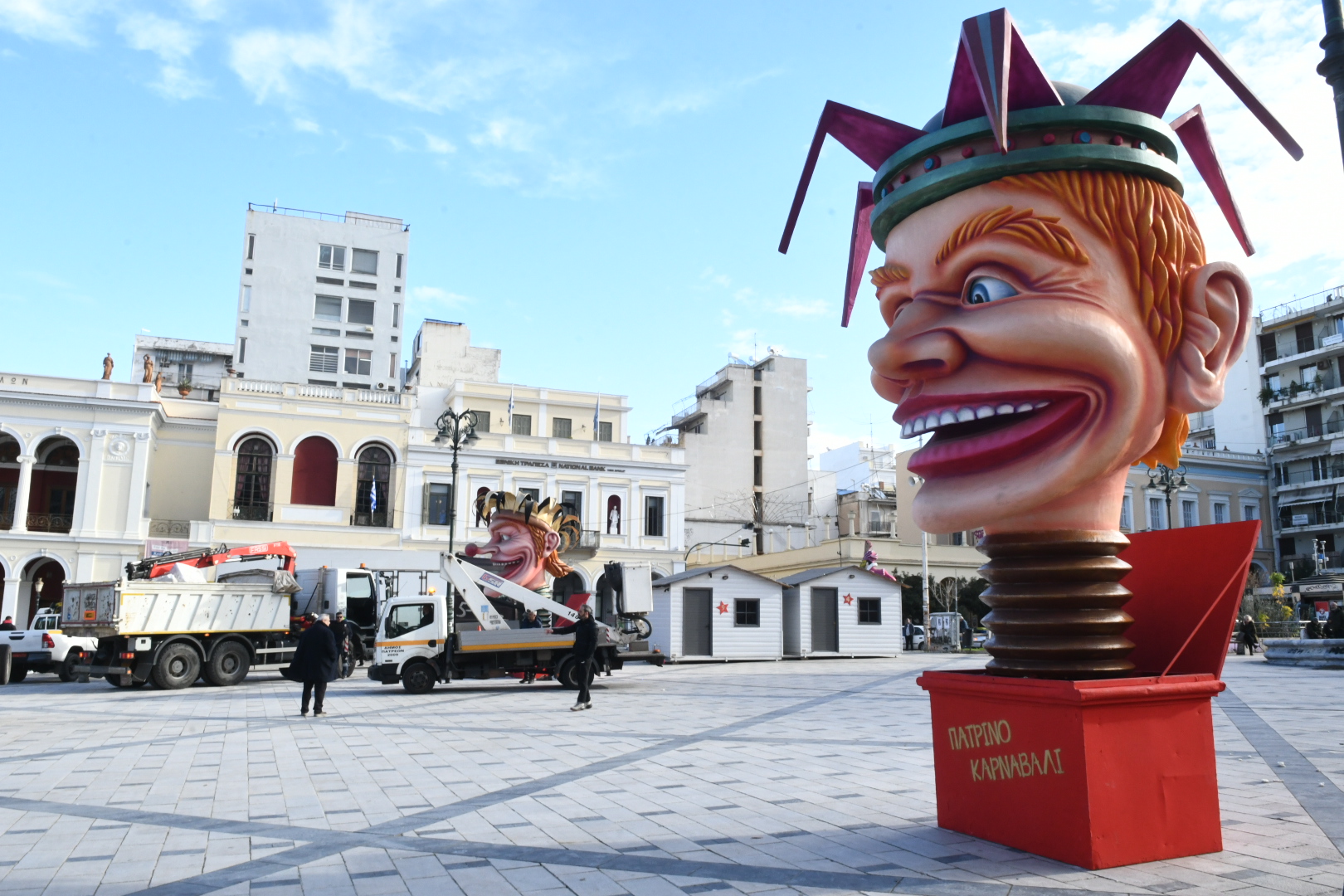 Ντύνονται στα καρναβαλικά η Πλατεία Γεωργίου Α΄ και όλη η πόλη