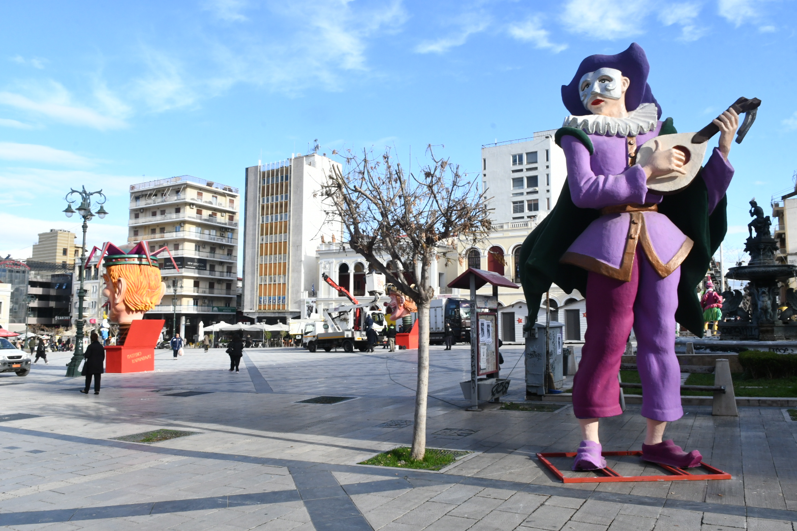 Ντύνονται στα καρναβαλικά η Πλατεία Γεωργίου Α΄ και όλη η πόλη