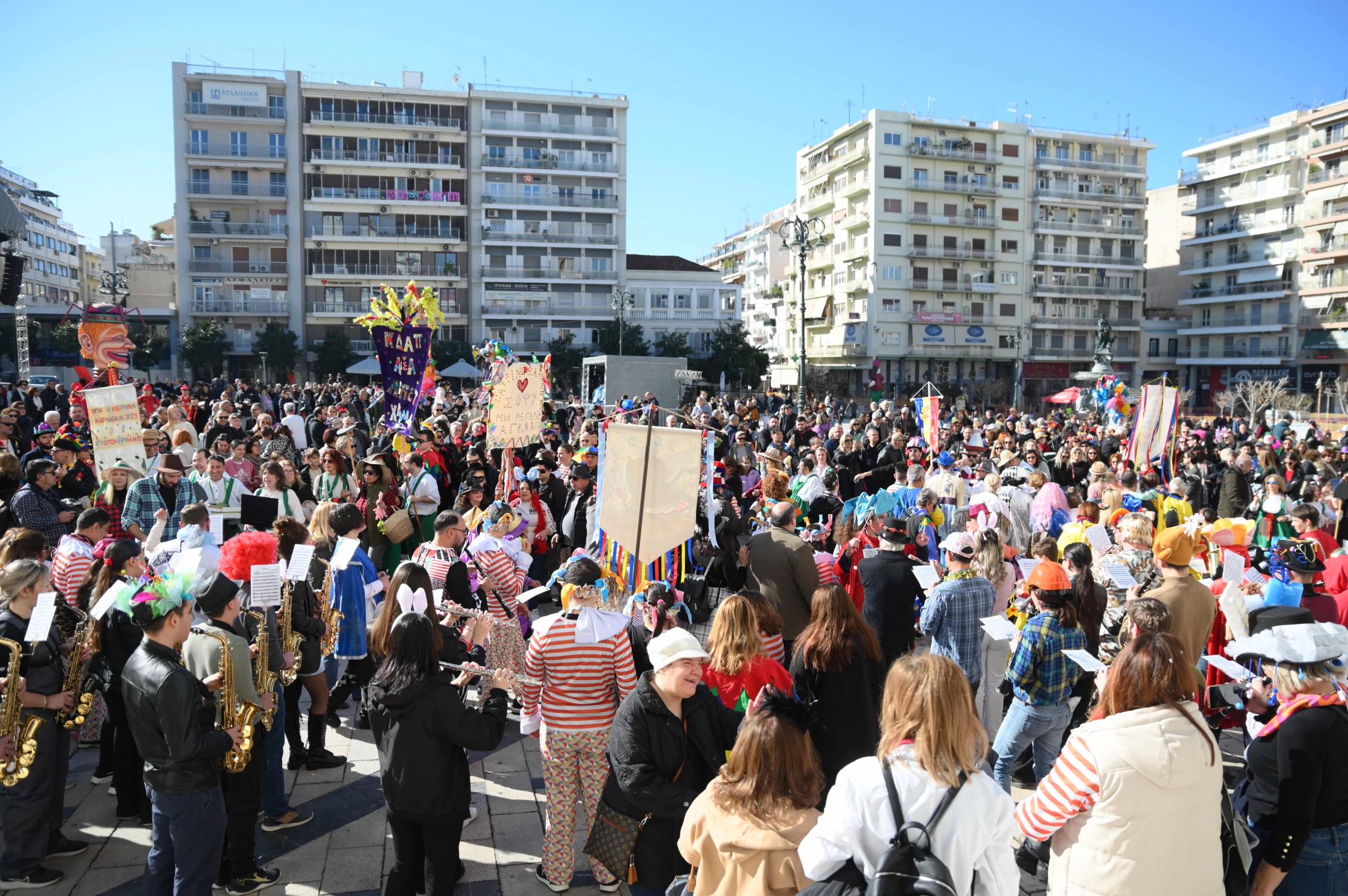 Έγινε Ντόρος στο κέντρο της καρναβαλικής Πάτρας (ΦΩΤΟ)