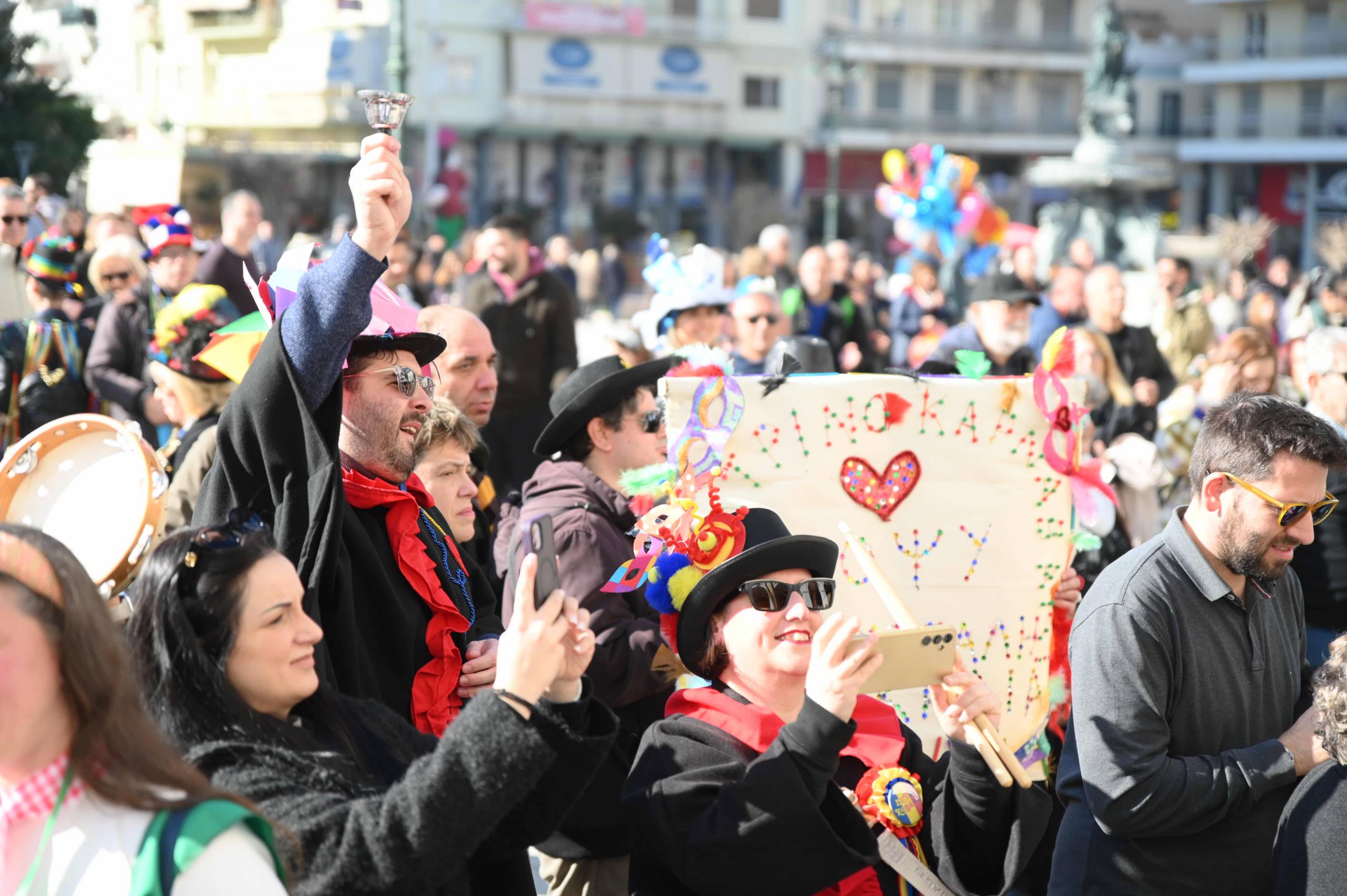 Έγινε Ντόρος στο κέντρο της καρναβαλικής Πάτρας (ΦΩΤΟ)