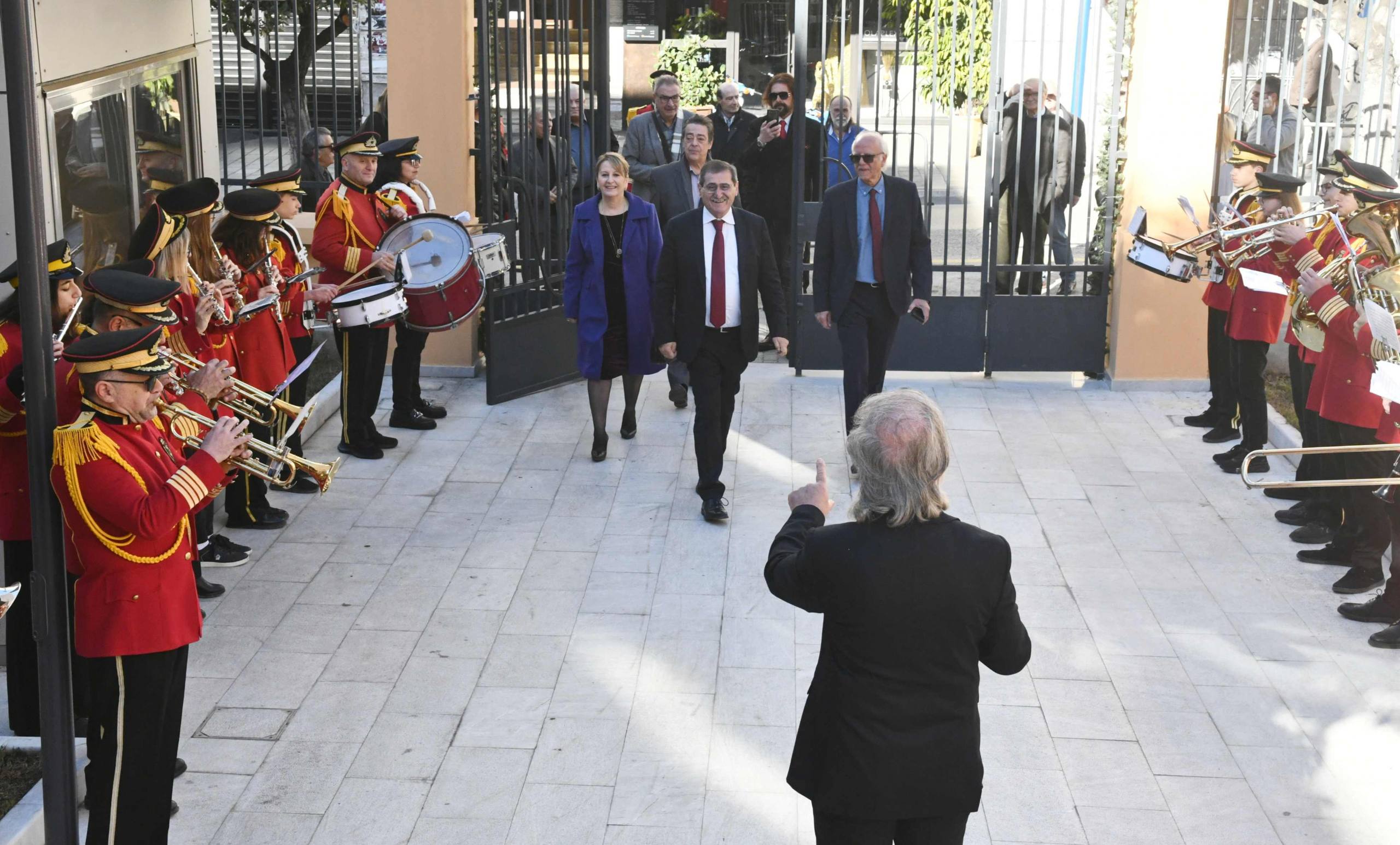 ΤΕΛΕΤΗ ΚΟΠΗΣ ΠΡΩΤΟΧΡΟΝΙΑΤΙΚΗΣ ΠΙΤΑΣ ΚΑΙ ΑΝΤΑΛΛΑΓΗΣ ΕΥΧΩΝ ΣΤΟ ΔΗΜΑΡΧΕΙΟ ΓΙΑ ΤΗ ΝΕΑ ΧΡΟΝΙΑ