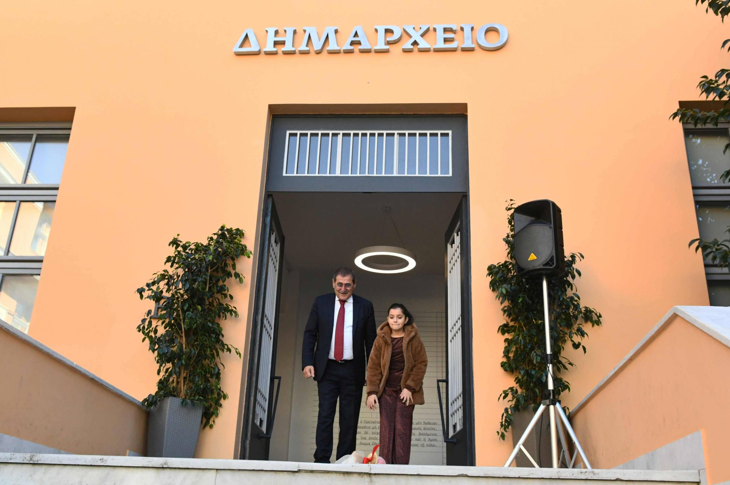 ΤΕΛΕΤΗ ΚΟΠΗΣ ΠΡΩΤΟΧΡΟΝΙΑΤΙΚΗΣ ΠΙΤΑΣ ΚΑΙ ΑΝΤΑΛΛΑΓΗΣ ΕΥΧΩΝ ΣΤΟ ΔΗΜΑΡΧΕΙΟ ΓΙΑ ΤΗ ΝΕΑ ΧΡΟΝΙΑ