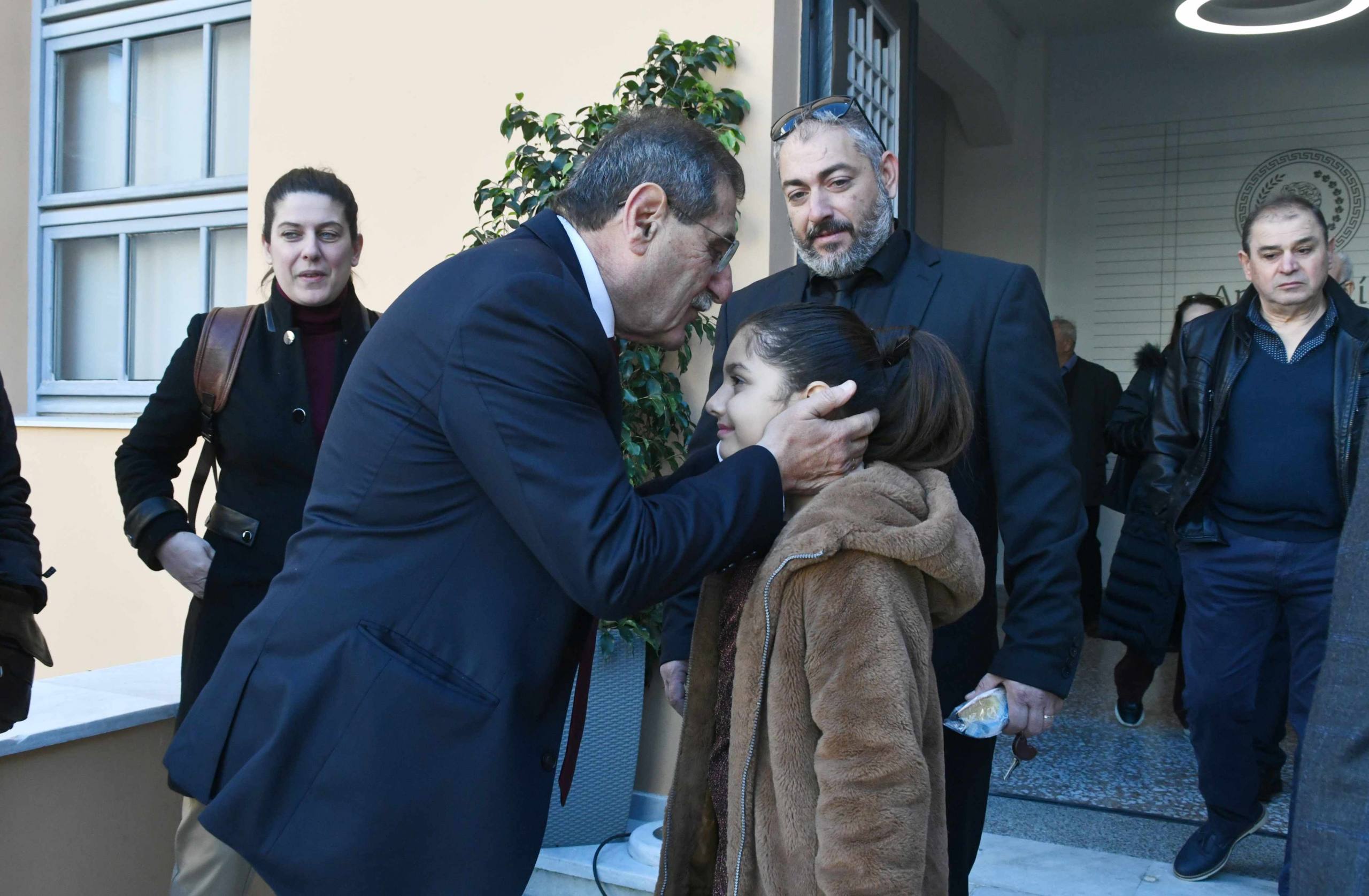 ΤΕΛΕΤΗ ΚΟΠΗΣ ΠΡΩΤΟΧΡΟΝΙΑΤΙΚΗΣ ΠΙΤΑΣ ΚΑΙ ΑΝΤΑΛΛΑΓΗΣ ΕΥΧΩΝ ΣΤΟ ΔΗΜΑΡΧΕΙΟ ΓΙΑ ΤΗ ΝΕΑ ΧΡΟΝΙΑ
