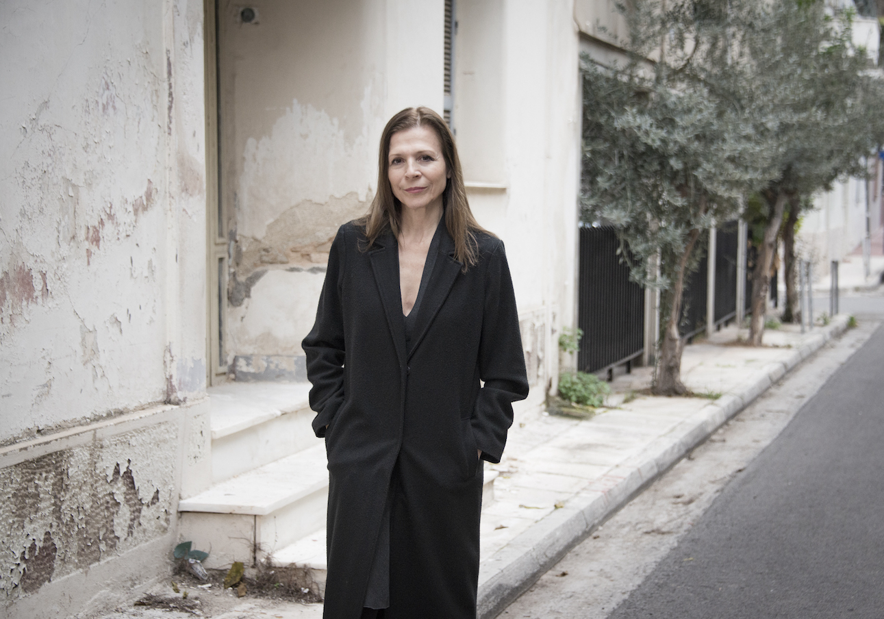 H παράσταση «Η μάνα αυτουνού… Έλλη Ζάχου Ταχτσή» παίρνει νέα παράταση και συνεχίζεται έως και την Κυριακή των Βαΐων (13/04/2025) στο θέατρο Eν Αθήναις