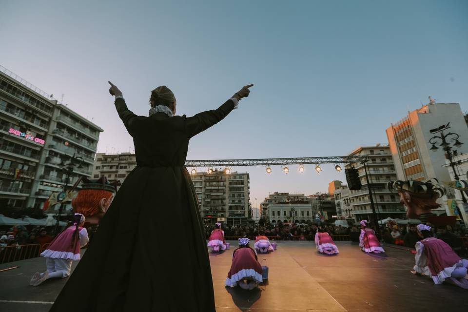 Η φλόγα του χορού από τις σχολές της πόλης ανέβασε το θερμόμετρο της καρναβαλικής Πάτρας