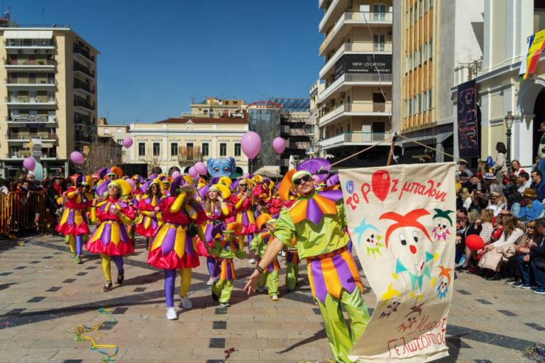 Οι μικροί καρναβαλιστές λαβαίνουν θέσεις Παρέλασης