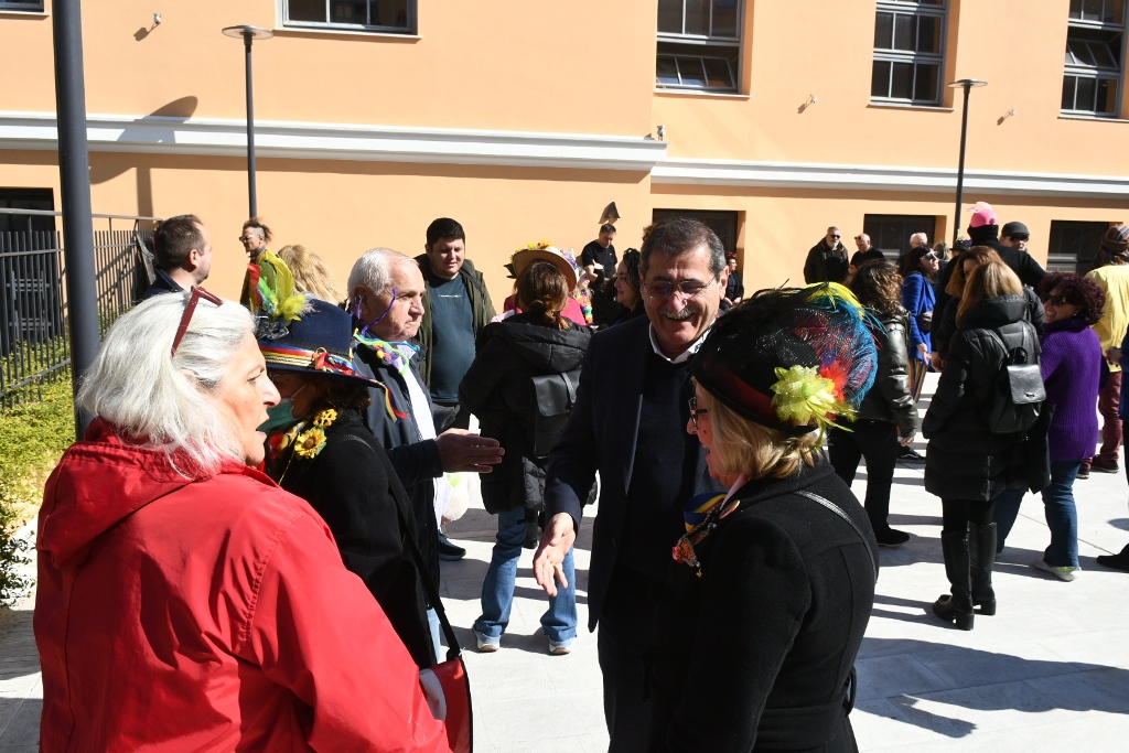 Στο προαύλιο του Δημαρχείου της Πάτρας, η ομάδα κρουστών «Ρυθμότοπος» του Άκη Χατζημικέ σκορπίζει το κέφι με… «Νταούλια και Βιολιά Να Τσικνώσει Η Νησκιά»