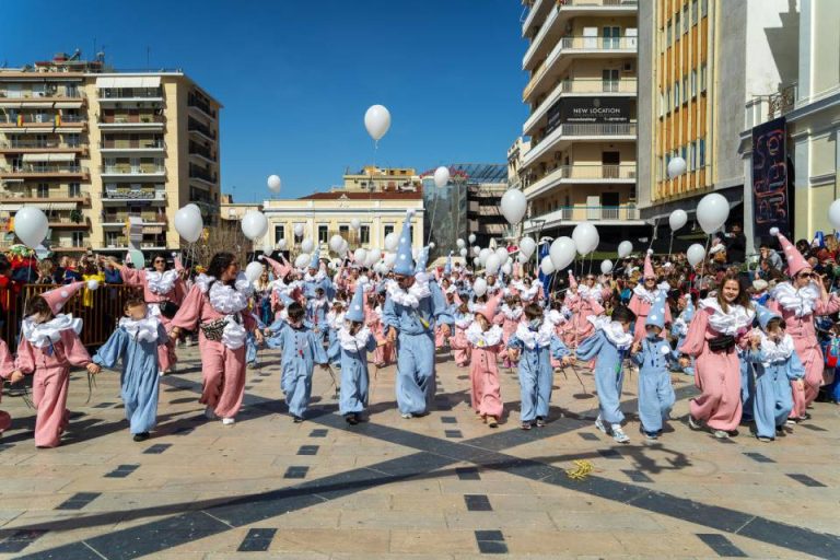 Οι μικροί καρναβαλιστές λαβαίνουν θέσεις Παρέλασης