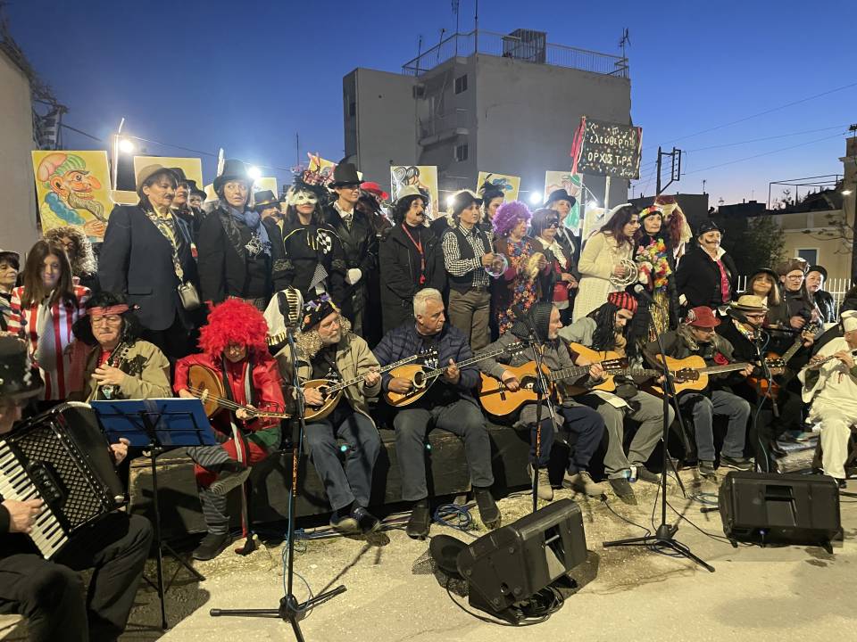 Πάντρεψαν πανηγυρικά τη ¨Τζέσικα” με τον Καραγκιόζη υπό τους ήχους “Ιερής Φανφάρας”