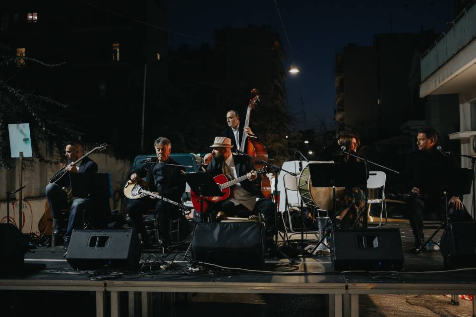 Πάντρεψαν πανηγυρικά τη ¨Τζέσικα” με τον Καραγκιόζη υπό τους ήχους “Ιερής Φανφάρας”