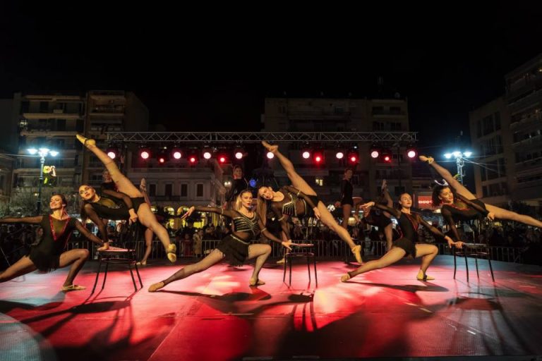 «Βάλε βήμα και έμπα στον χορό…»: Οι σχολές χορού παρουσιάζουν στην πλατεία του Πατρινού Καρναβαλιού