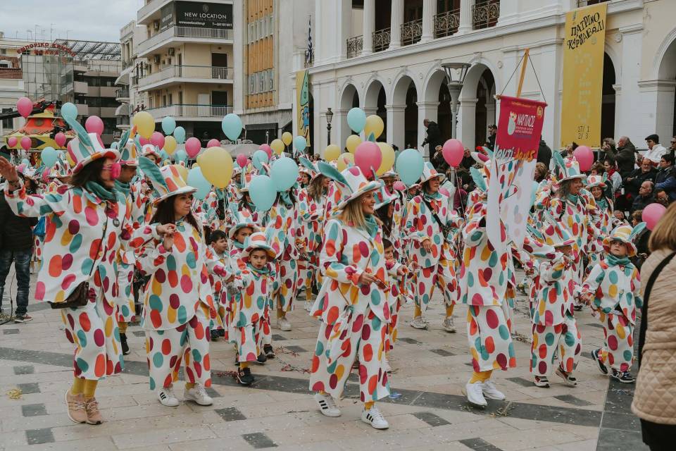 Ποτάμι χαράς και αισιοδοξίας ξεχείλισε στους δρόμους της Πάτρας στη μεγαλειώδη Παρέλαση των Μικρών
