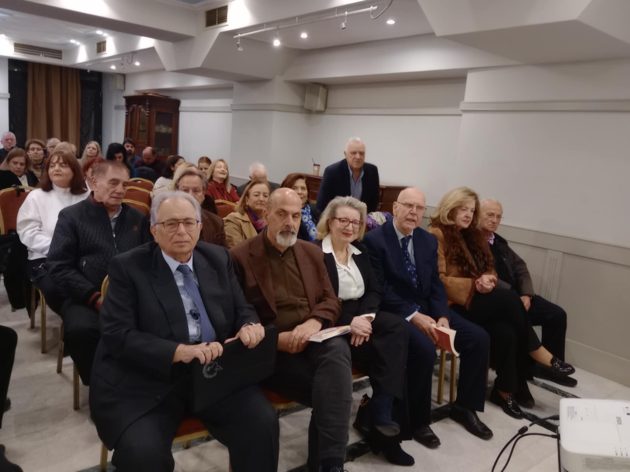 Το “πατρινόραμα’, οι εκδόσεις Παπαδόπουλος και το «Rotary Πάτρας» παρουσίασαν με τεράστια επιτυχία στην Πάτρα  το νέο βιβλίο του Ακαδημαϊκού- Καθηγητή Γιώργου Χρούσου