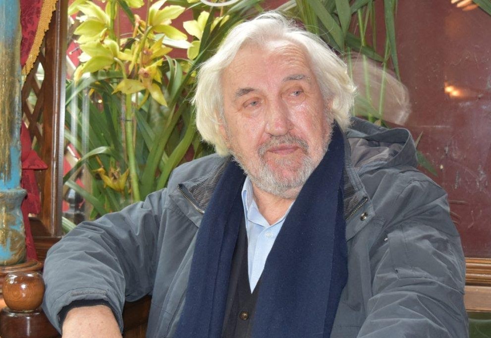 Η μουσική του Μπακαλάκου επαναπροσεγγίζει, μέσω της διαχρονικότητας της τέχνης τις πολιτισμικές του ρίζες