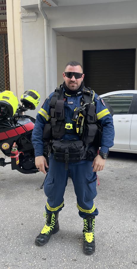 Η Ανθή Ροδοπούλου μιλάει με τον Πρόεδρο του Σωματείου Εθελοντών Πυροσβεστών Ν. Αχαΐας, Ιωάννη Σαλίκη.