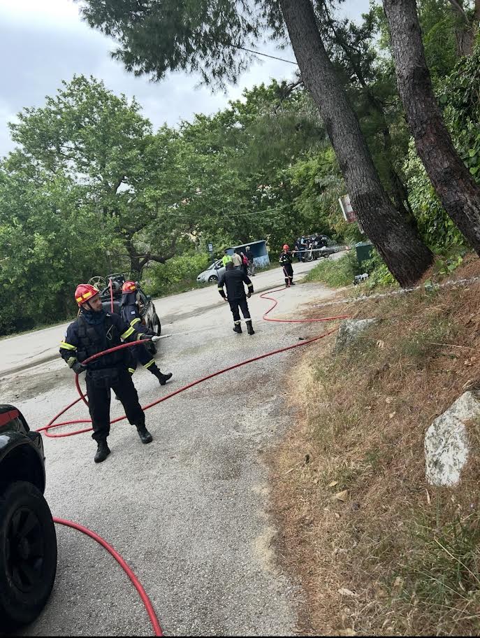 Η Ανθή Ροδοπούλου μιλάει με τον Πρόεδρο του Σωματείου Εθελοντών Πυροσβεστών Ν. Αχαΐας, Ιωάννη Σαλίκη.