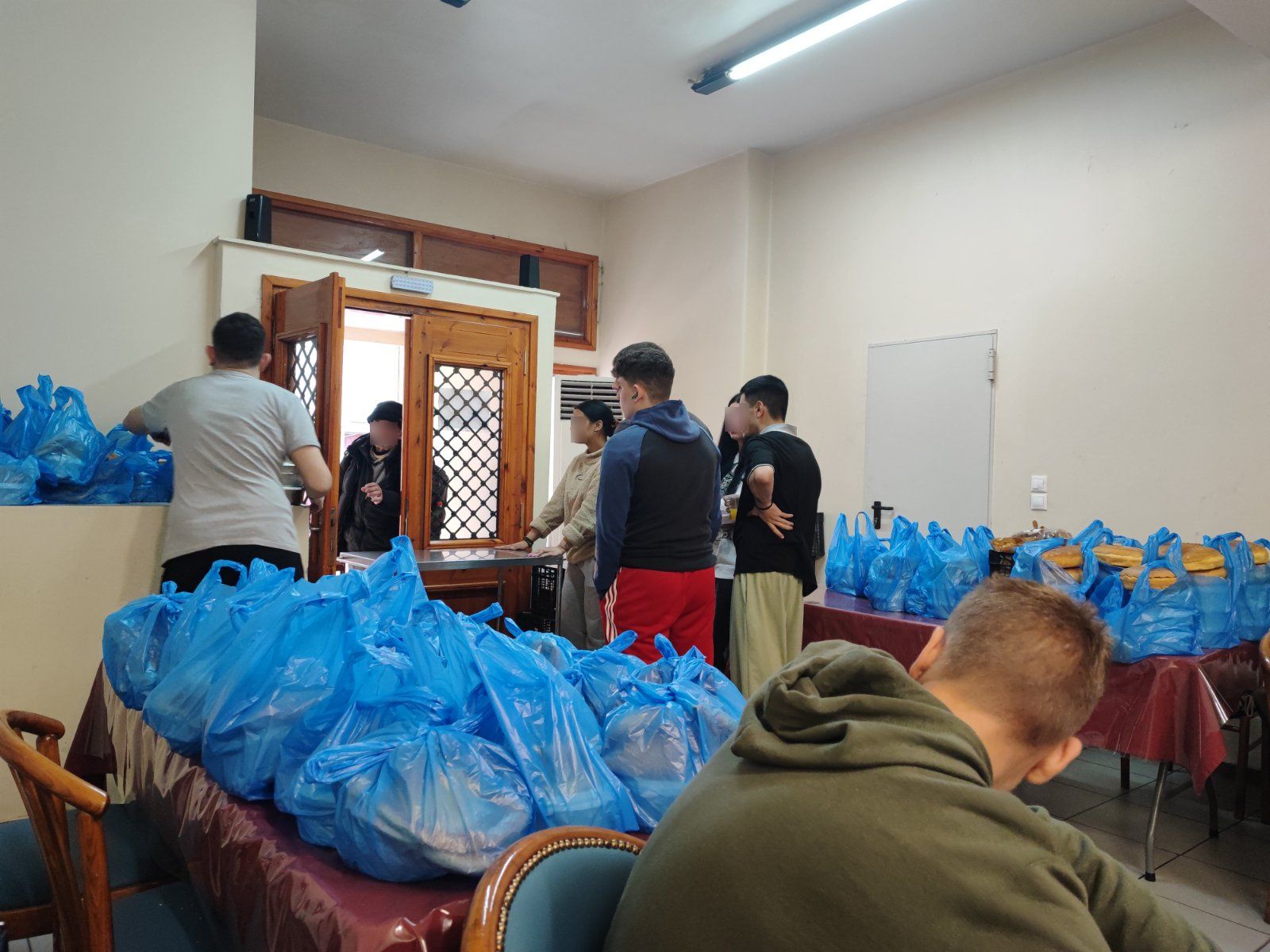 Γεύμα αγάπης από τα παιδιά του 2ου ΕΠΑΛ Πάτρας (συμμετοχή στο Κοινωνικό Συσσίτιο “Άρτος Αγάπης”)