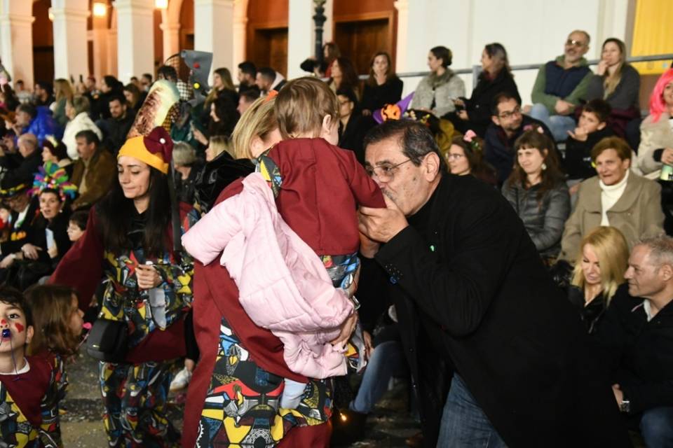 Έκρηξη χαράς και φαντασμαγορία στη μεγαλύτερη νύχτα του Καρναβαλιού