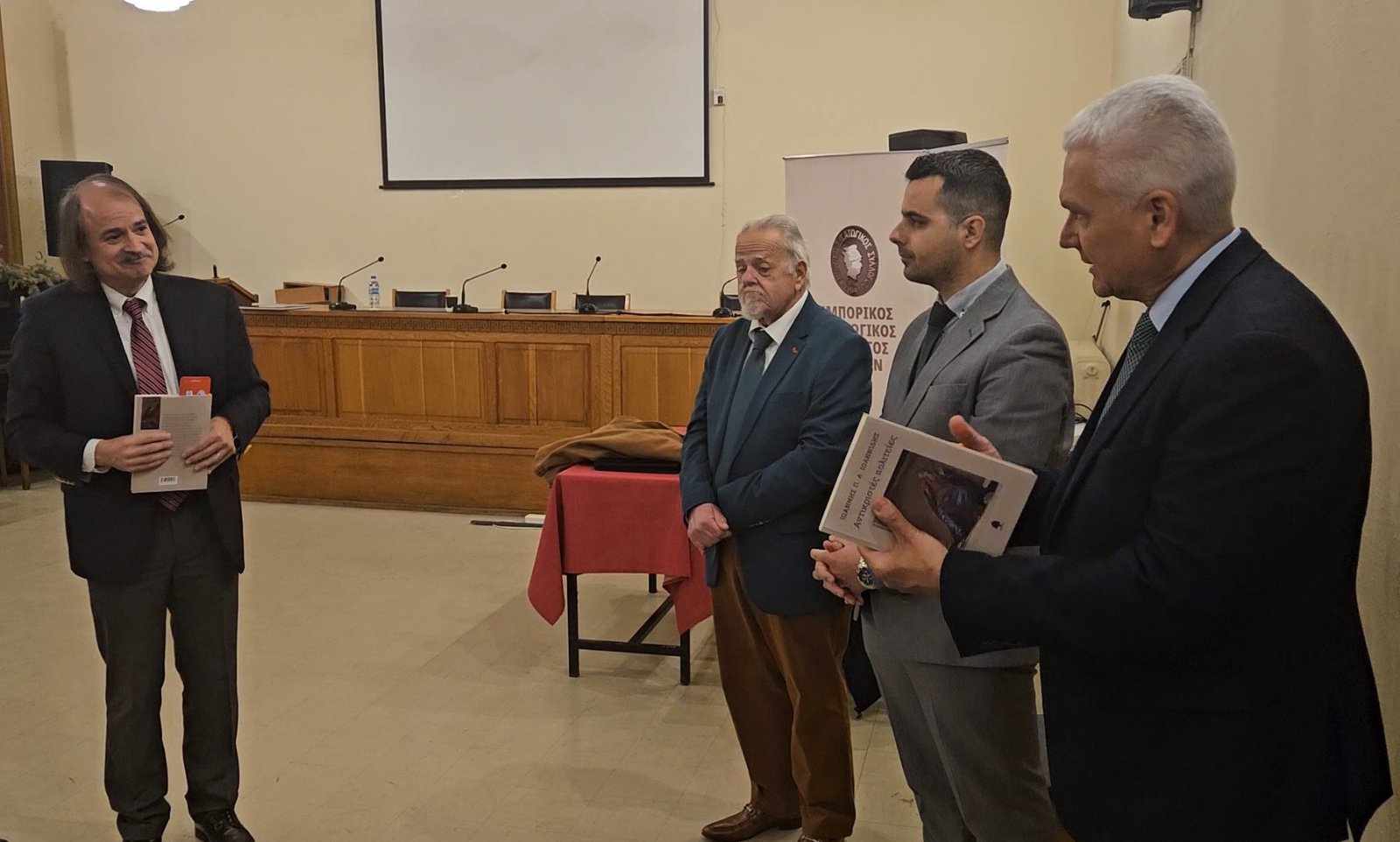 Κατέκτησε τις καρδιές των Πατρινών το βιβλίο του καθηγητή Γιάννη Π.Α. Ιωαννίδη ” Αντικριστές Πολιτείες”