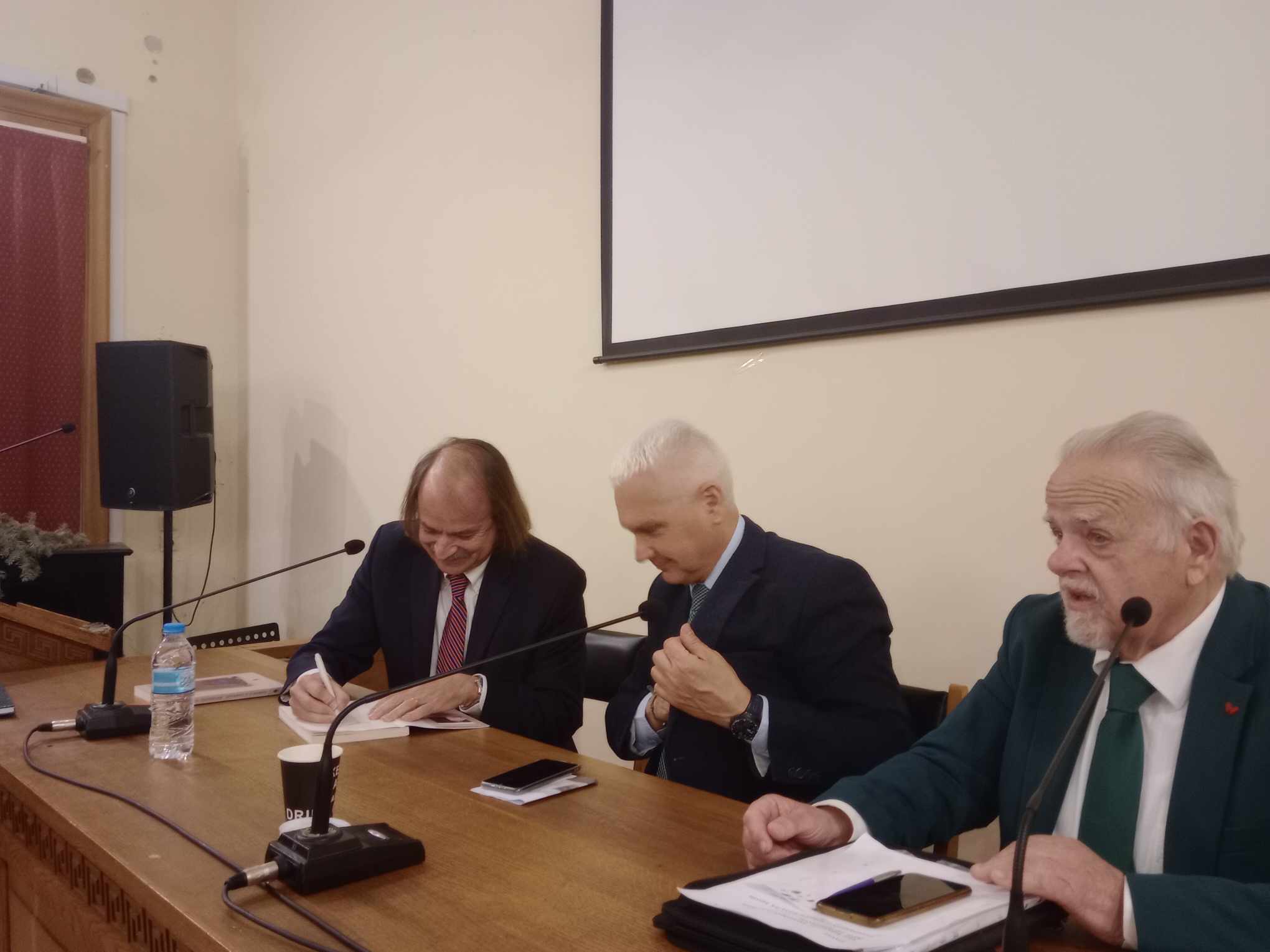 Κατέκτησε τις καρδιές των Πατρινών το βιβλίο του καθηγητή Γιάννη Π.Α. Ιωαννίδη ” Αντικριστές Πολιτείες”