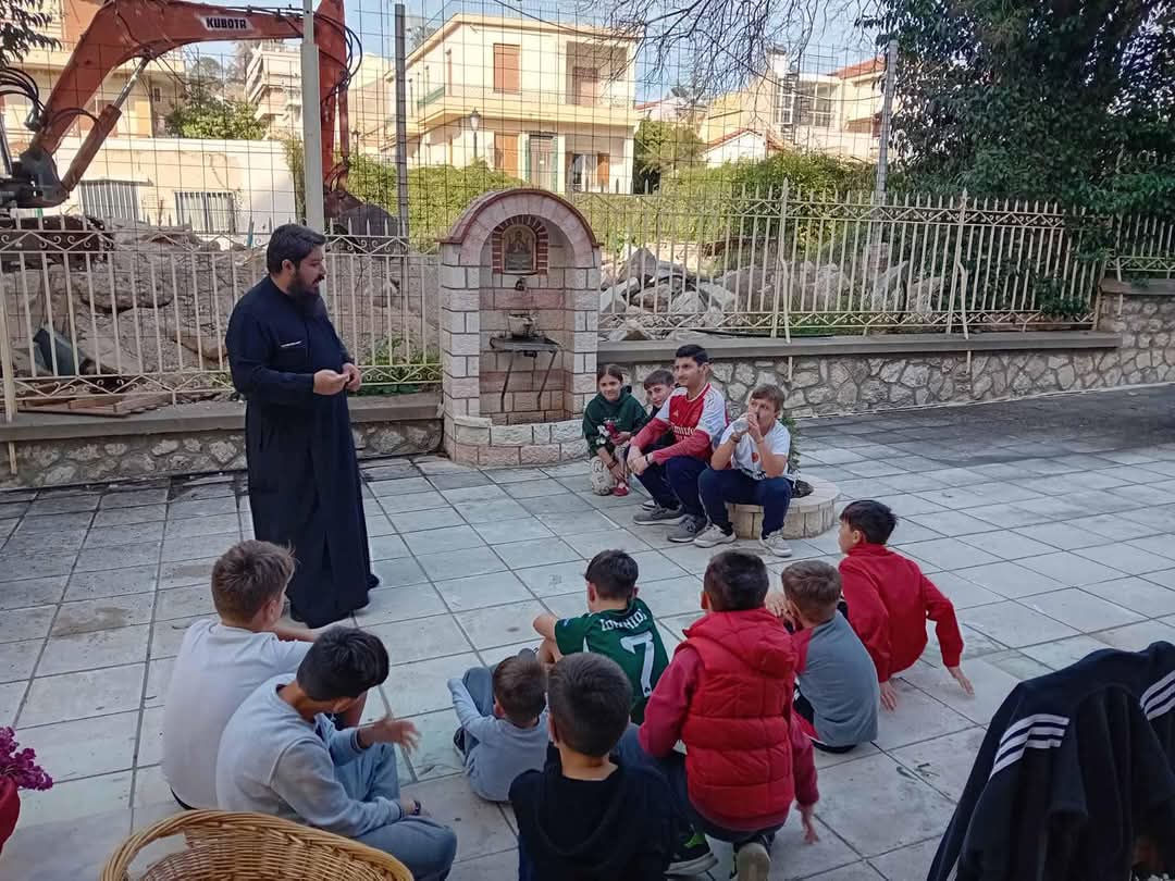 Τα παιδιά του κατηχητικού στους Ι.Ν. Παντοκράτορος και Αγίων Αναργύρων προετοίμασαν τα λουλούδια για Της Σταυροπροσκυνήσεως